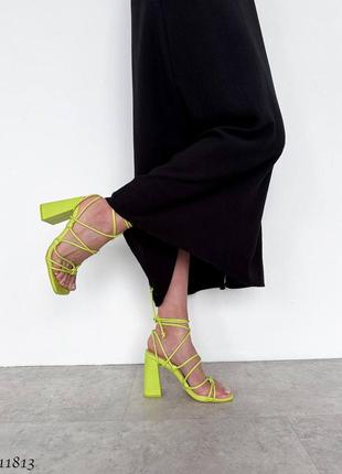 Яркие босоножки на каблуке
цвет: лайм