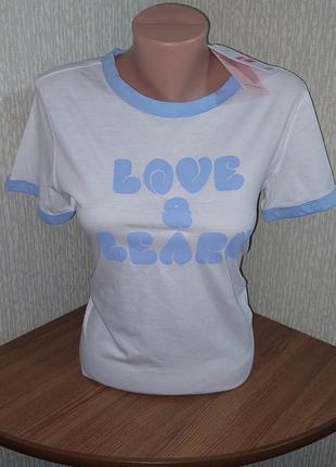 Біла футболка з контрастним блакитним оздобленням monki love&amp;learn made in bangladesh з биркою