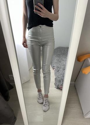 Білі блискучі джинси skinny