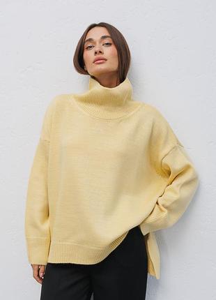 Жіночий в`язаний светр oversize жовтий з розрізами з боків