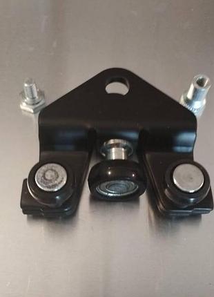 Renault trafic 2001 — нижній ролик механізм розсувних бічних дверей з правої 7700312012 trk0713