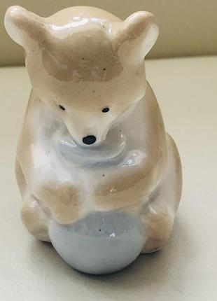 Фарфоровая статуэтка мишка с медом (50-60 года)