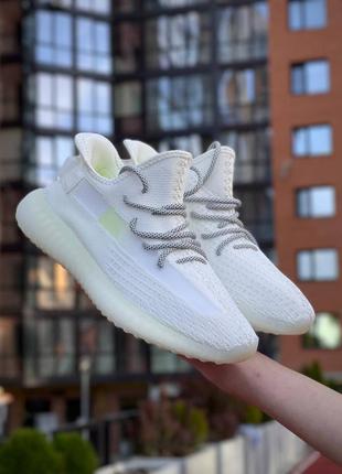 Yeezy boost 350 в белом цвете с рефлективными шнуровками🤍