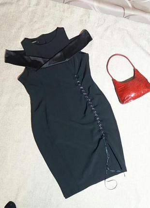 Сукня міді чорного кольору  приталеного крою з цікавими деталями