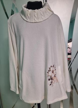 Стильний светр з високим коміром одного кольору
