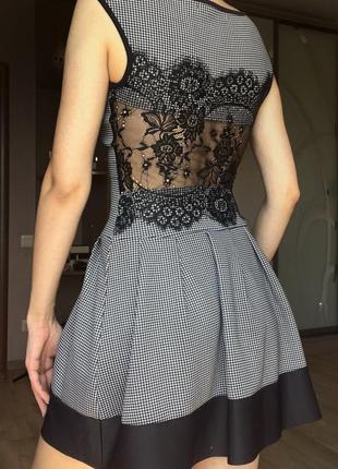 Классическое платье с кружевом на спине