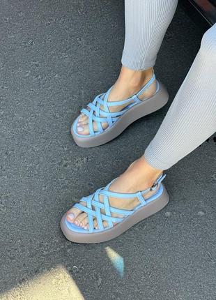 Босоніжки сандалі на платформі блакитні легкі жіночі весна літо