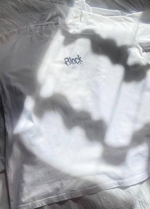 Базовая белая женская футболка с надписью прямого кроя