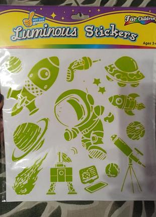 Интерьере наклейки на стену, светящийся потолок космос