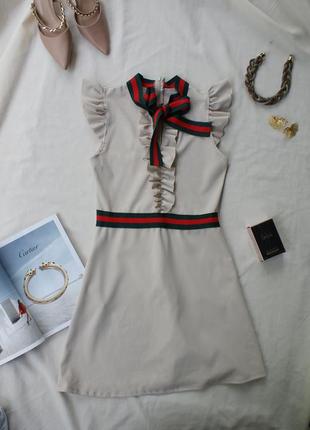 Актуальна сукня беж  а-силуету в стилі бренду смуги гучі виробництво італія