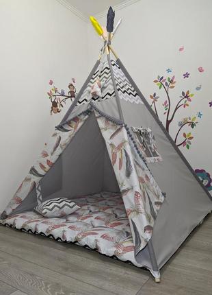 Большой вигвам с перьями универсальный, с мягким ковриком подушечками "большие перья с серым"