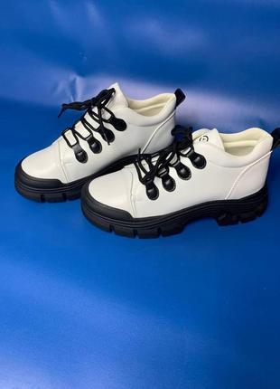 Жіночі білі стильні кросівки на високій платформі білі жіночі дербі з чорною підошвою