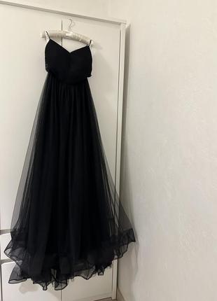 Довга чорна вечірня сукня