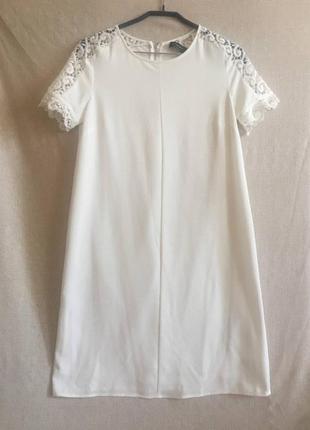 Белое минималистичное платье с кружевом