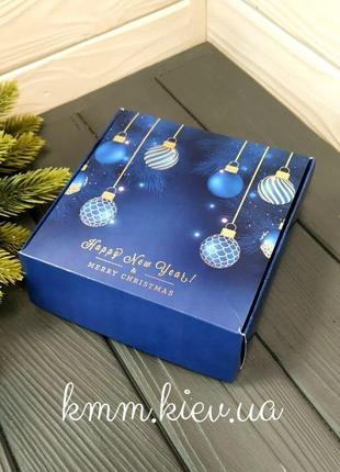 Коробка happy new year з кулями та золотим тисненням 150х150х50мм (щасливого нового року)
