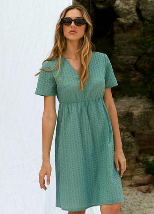 Літня сукня з вишитого батисту прямого кріою із завищеною талією 42-52 розміри різні кольори