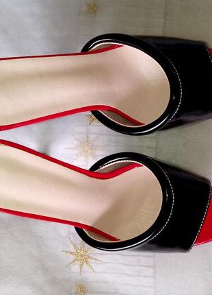 Роскошные, лакированные, будуарные босоножки🖤❤️
