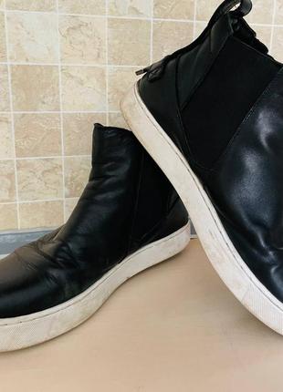 Ботинки черные ( осень, весна)
- натуральная кожа 
- размер 38( стелька 24)
💰центная 250 грн