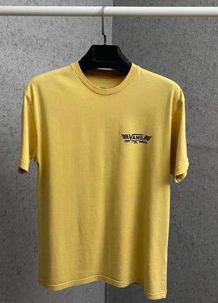 Желтая футболка от бренда vans