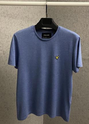 Голубая футболка от бренда lyle&scott