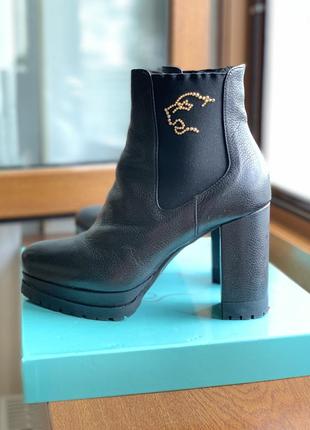 Чорні шкіряні ботильйони norma j. baker