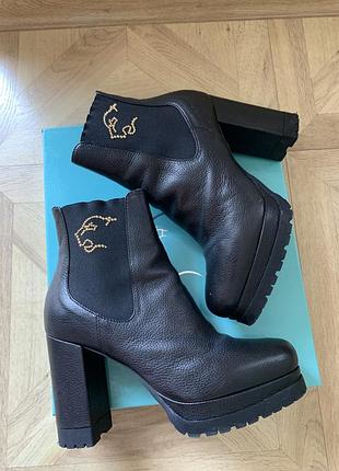 Чорні шкіряні ботильйони norma j. baker