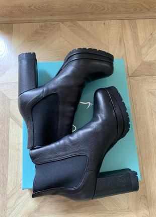 Чорні шкіряні ботильйони norma j. baker