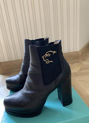 Чорні шкіряні ботильйони norma j. baker