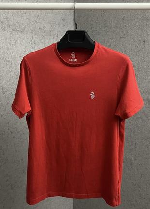 Червона футболка від бренда luke