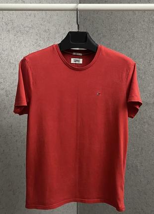 Красная футболка от бренда tommy hilfiger