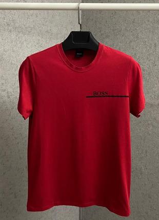 Красная футболка от бренда hugo boss