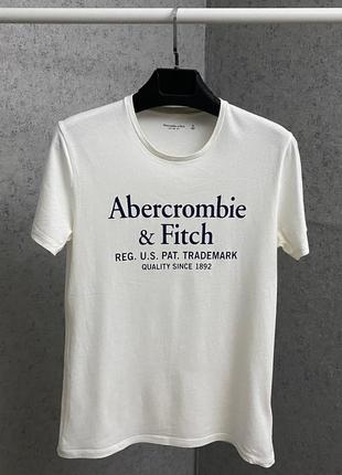 Белая футболка от бренда abercrombie&fitch