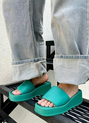 Жіночі капці шльопанці на високій підошві платформі зелені - смарагдові