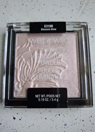 Wet n wild хайлайтер blossom glow