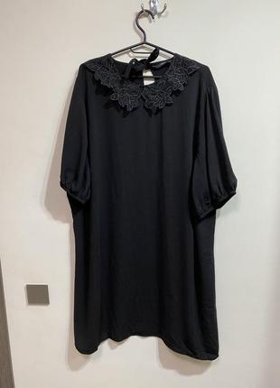 Маленькое черное платье ровного кроя с красивым воротничком р.24