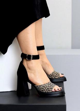 Жіночі круті чорні босоніжки з популярні принтом леопард, високий широкий каблук, тренд дизайн в зам