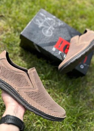 Чоловічі туфлі з натурального нубуку бежевого кольору з перфорацією від виробника detta