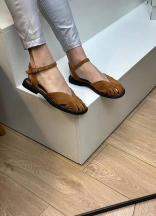 Світло коричневі замшеві босоніжки сандалі на низькому ходу багато кольорів на вибір
