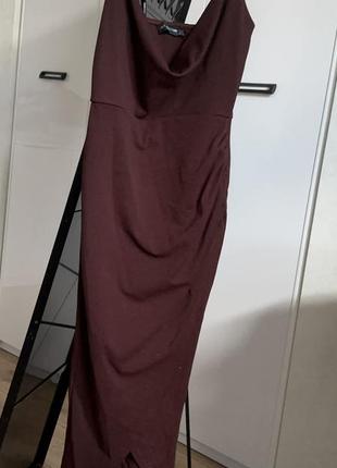 Довга сукня з розрізом