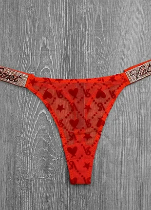 Стринги с любимым логотипом известного бренда victoria's secret. красный