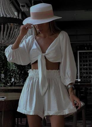 Льняной костюм стильный летний из льна жатки натуральной ткани белый пляжный топ с объемными рукавами мини шорты с высокой посадкой