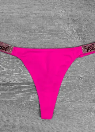Гладкие стринги с любимым логотипом известного бренда victoria’s secret. черно-белый