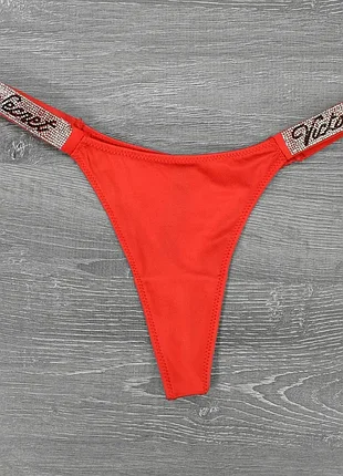 Гладкие стринги с любимым логотипом известного бренда victoria’s secret. леопард