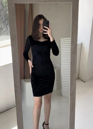 Черное приталенное платье
