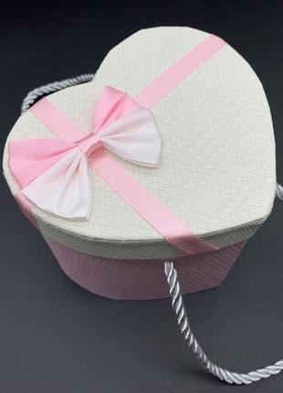 Коробка подарочная с ручками и бантиком. сердце. цвет бело-розовый. 15х12х12см.