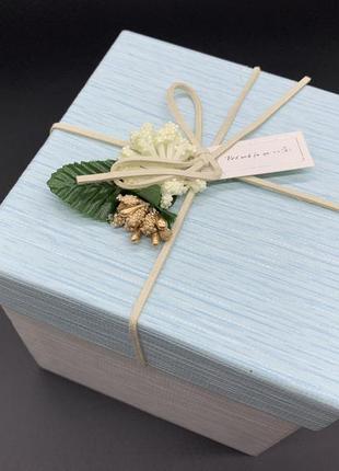 Коробка подарункова з квіточкою і ручками. колір блакитний. 13х13х13см.2 фото