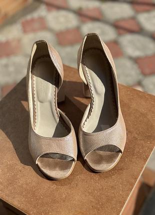 Босоножки на каблуке