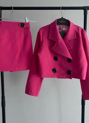 Яркий костюм