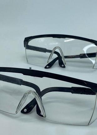 Защитные очки являются незаменимым подручным средством для мастера маникюра и педикюра.