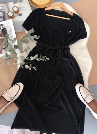 Чарівна чорна плісерована сукня з розрізами по боках